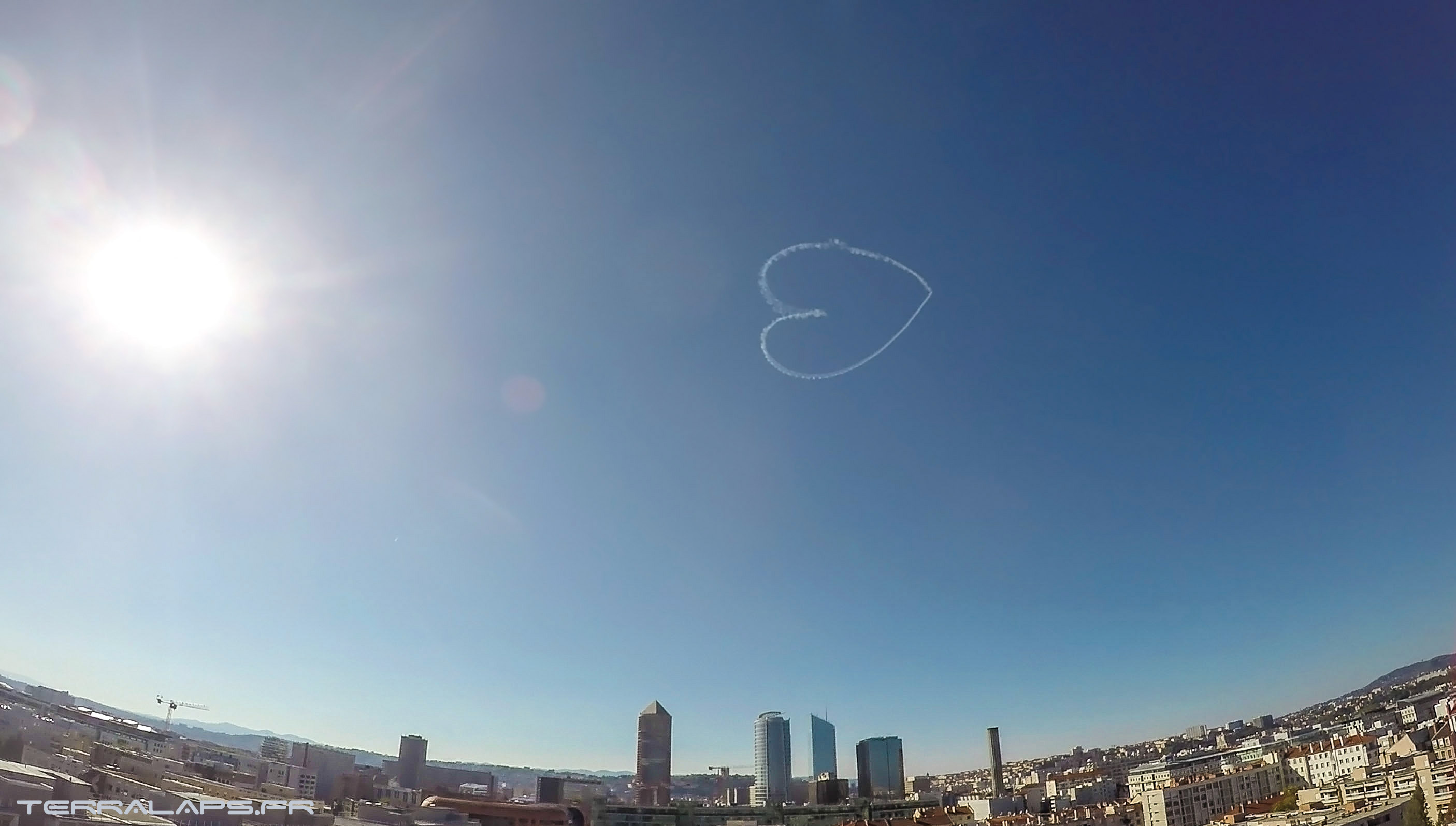 Fond d'écran Coeur dans le ciel - Marche pour le climat à Lyon, le 13 octobre 2018 - Terralaps.fr Fond d'écran Coeur dans le ciel - Marche pour le climat à Lyon, le 13 octobre 2018 - Terralaps.fr