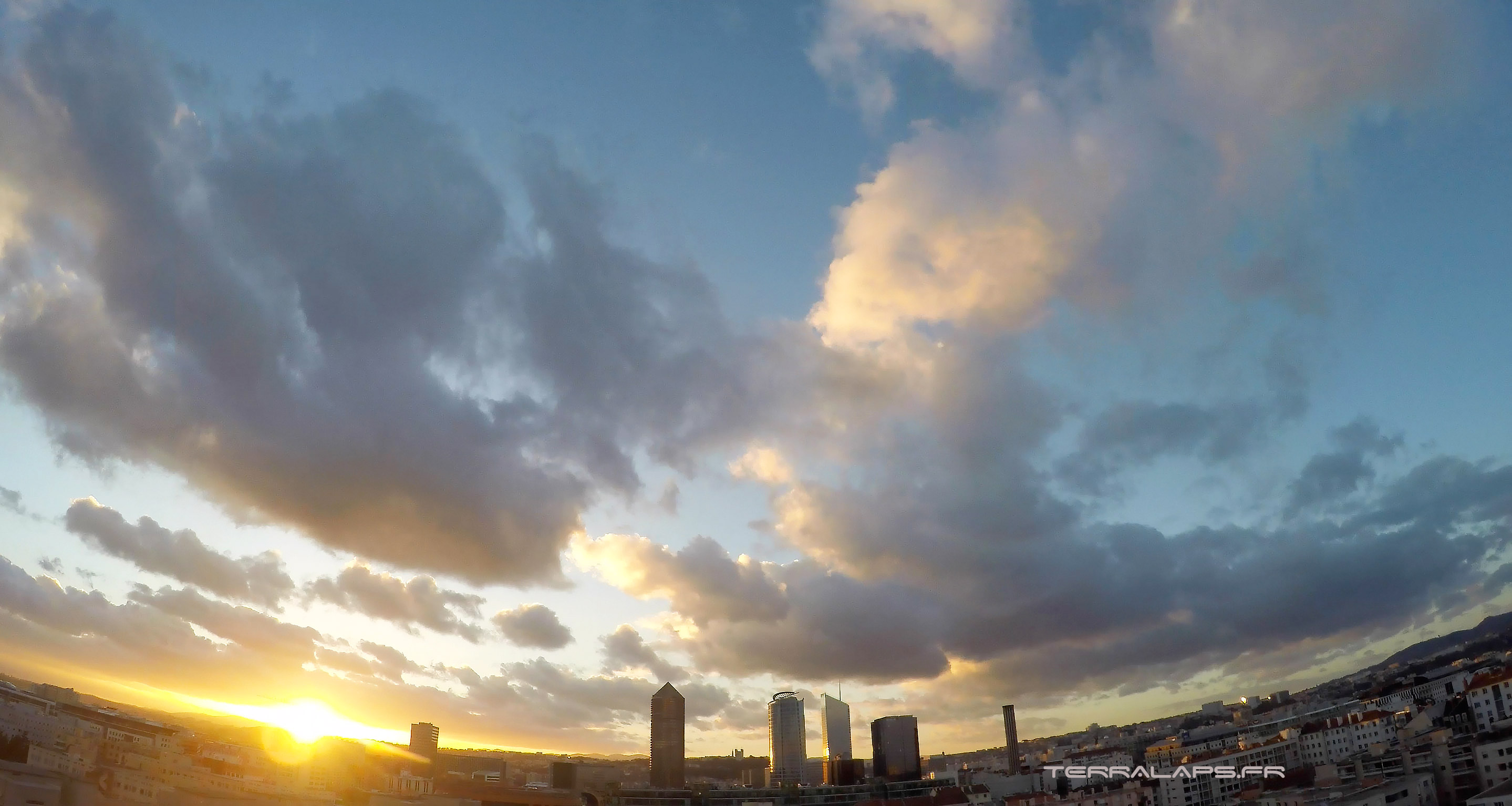 Coucher de Soleil sur Lyon - Timelapse du 12 Novembre 2018 - Terralaps.fr Coucher de Soleil sur Lyon - Timelapse du 12 Novembre 2018 - Terralaps.fr