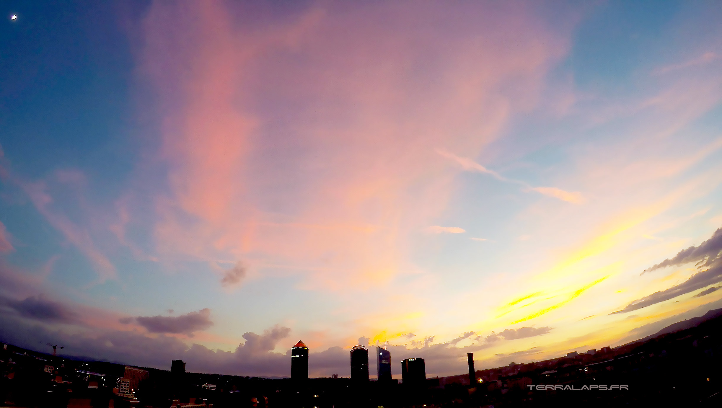 Coucher de Soleil sur Lyon - Timelapse du 21 Juin - Terralaps.fr Coucher de Soleil sur Lyon - Timelapse du 21 Juin - Terralaps.fr